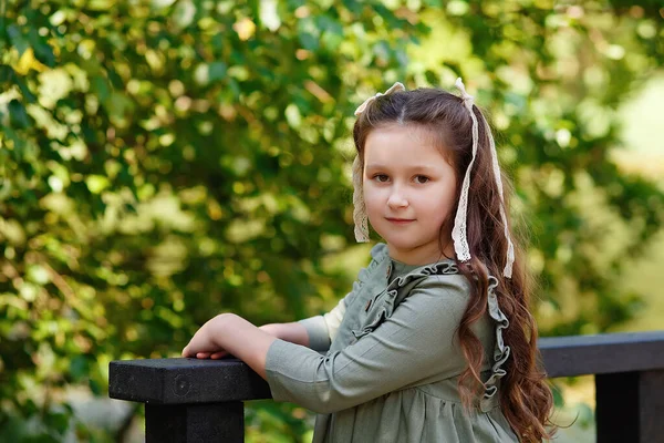 Retrato Uma Menina Vestido Verde Verão Fica Uma Ponte Madeira — Fotografia de Stock