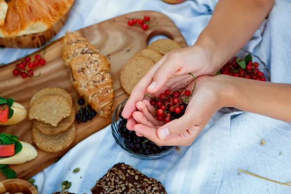 Selektiver Fokus Großaufnahme Weiblicher Hände Eines Mädchens Mit Einer Roten — Stockfoto