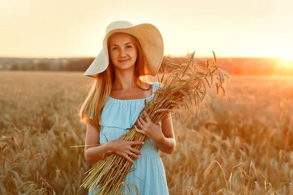 Eine Junge Frau Hält Goldene Ähren Einem Weizenfeld Eine Frau — Stockfoto