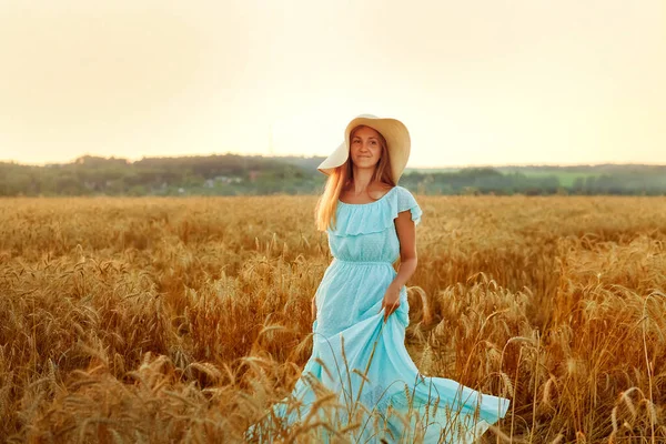 Mladá Žena Klobouku Modrých Šatech Točí Pšeničném Poli Dáma Užívá — Stock fotografie