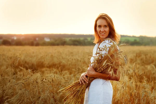 Krásná Mladá Žena Bílých Šatech Pšeničném Poli Drží Rukou Kukuřičné — Stock fotografie