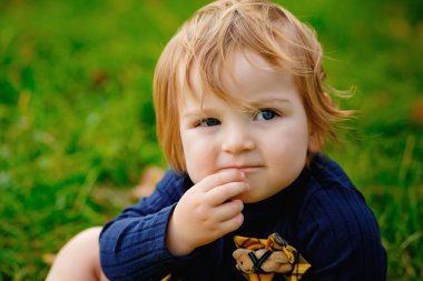 Yeşil çimenlerin üzerinde bir kızın büyük bir portresi..