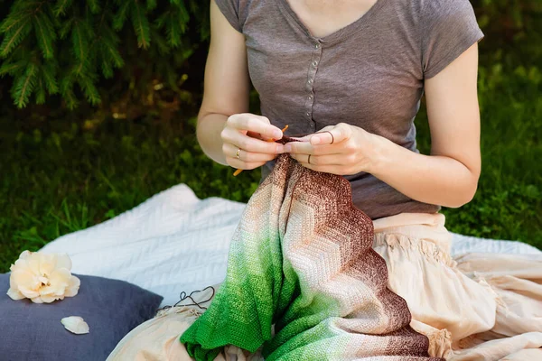 Selektivt Fokus Närbild Kvinna Som Stickar Öppningspläd Virkning Fritidsintressen Naturen — Stockfoto