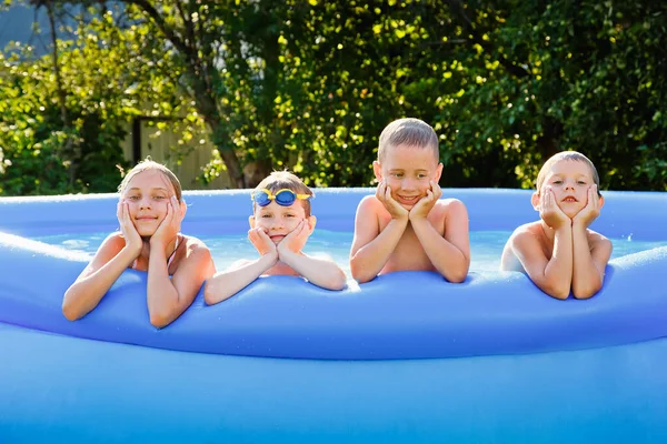 Concepção Temporada Verão Quatro Amigos Felizes Uma Piscina Inflável Jardim — Fotografia de Stock