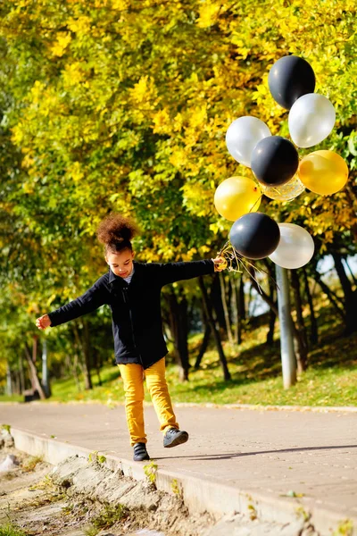 Una Niña Mestiza Está Jugando Aire Libre Parque Otoño Lleva —  Fotos de Stock