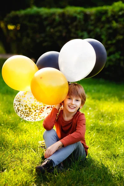 Lindo Chico Pelirrojo Con Coloridos Globos Dorados Negros Plateados Parque —  Fotos de Stock