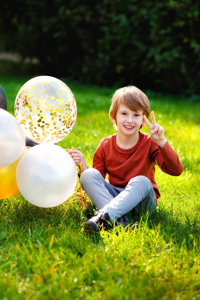 Lindo Chico Encantador Con Globos Colores Parque Aire Libre Chico —  Fotos de Stock