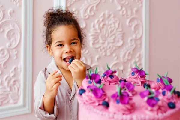 Petite Fille Avec Gateau D Anniversaire Festive La Petite Fille Stock Photo Petite Fille Avec Gateau D Anniversaire Festive La Petite Fille Stock Photo