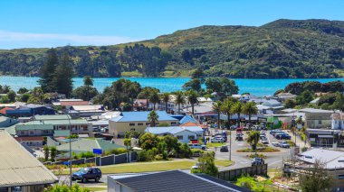 Yeni Zelanda 'nın Waikato Bölgesi' ndeki Raglan sahil kasabasının panoramik manzarası. Yazın burası sörfçüler ve tatilciler için popüler bir yerdir. 