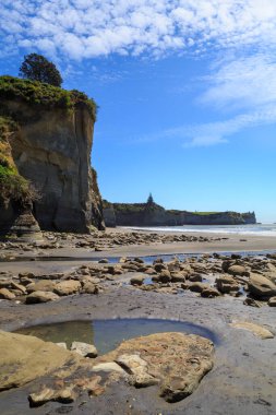 Dik kayalıklar ve Whitecliffs plajı, Yeni Zelanda Taranaki Bölgesi 'nde manzaralı bir bölge.