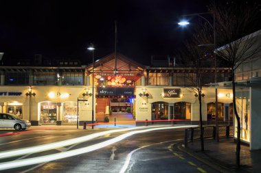 Queenstown, Yeni Zelanda, gece. Queenstown rıhtımında bir alışveriş alanı olan Steamer Wharf 'taki Sky City Kumarhanesi' nin girişi. 23 Nisan 2021