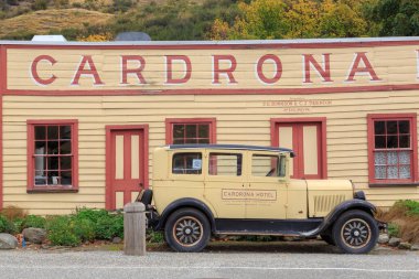 Cardrona Vadisi 'ndeki tarihi Cardrona Oteli, Otago, Güney Adası, Yeni Zelanda, 1863' te kuruldu ve 1928 Chrysler Modeli 62 dışarıda park halindedir. 23 Nisan 2021