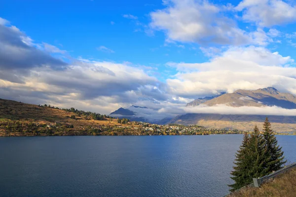 Wakatipu Gölü Yeni Zelanda Nehrin Karşısında Queenstown Tatil Köyünün Bir — Stok fotoğraf