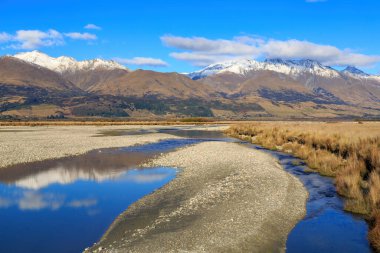 Dart Nehri, Yeni Zelanda 'nın Güney Adası' ndaki Wakatipu Gölü 'ne akan örülmüş bir nehirdir. Güney Alpleri' nin karlı dağlarını yansıtır.