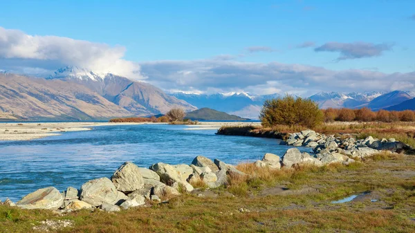 Yeni Zelanda 'nın güneyindeki Dart Nehri' nin panoramik manzarası, Güney Alpleri 'nin karlı dağlarının yanından geçiyor.