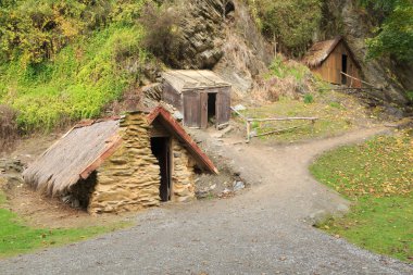 Otago, Yeni Zelanda 'daki Arrowtown Çin Yerleşkesi' nde eski altın madencileri kulübeleri. Bunlar 1880 'lerde Çinli göçmenler tarafından inşa edildi ve turistik bir cazibe olarak restore edildi. 