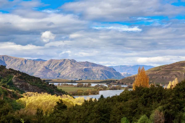 位于新西兰南岛瓦纳卡湖西南角的秋天风景 展望着格伦杜 — 图库照片