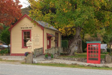 Eski Okul Binası, Yeni Zelanda 'nın Cardrona kasabasındaki tarihi ahşap bir bina. 1800 'lerin sonlarında inşa edilen bina, şimdi bir galeri ve hediyelik eşya dükkanına ev sahipliği yapıyor. 23 Nisan 2021