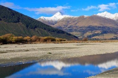 Yeni Zelanda 'nın Güney Adası' ndaki Dart Nehri. Suya yansıyan Tapınak Tepesi, Güney Alpleri 'nin dağlarından biri.
