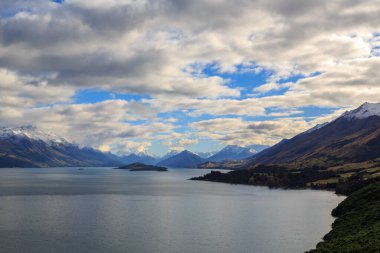 Yeni Zelanda 'nın güneyindeki Wakatipu Gölü' nün başı. Güney Alpleri 'nin dağlarıyla çevrili.