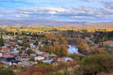 Yeni Zelanda 'nın güneyindeki Clutha Nehri' ndeki Clyde kasabası, sonbaharda fotoğraflandı.