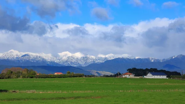 新西兰北部下岛的农村景观 塔拉鲁阿山脉的白雪覆盖的山脉在背景中 — 图库照片