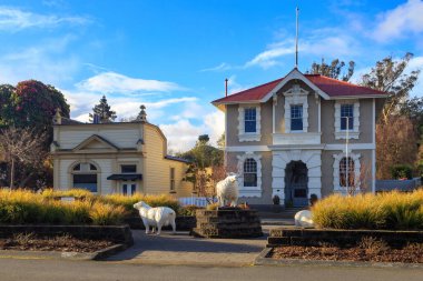 Hunterville, Yeni Zelanda. Bölgenin tarım mirasının anısına, tarihi Post and Telegraph Office 'in (1904) dışında koyun heykelleri. 9 Ağustos 2021