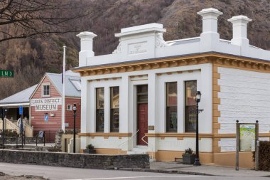 Arrowtown, Yeni Zelanda 'daki eski Yeni Zelanda Bankası (1875' te inşa edildi). Artık Lakes Bölge Müzesi 'nin bir parçasıdır. 1 Temmuz 2025