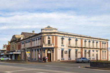 Eski Winton Hotel (1889), Yeni Zelanda 'nın Southland bölgesindeki küçük Winton kasabasında kurulmuştur. 2 Temmuz 2025