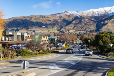 Yeni Zelanda 'nın Güney Adası' nın Otago bölgesindeki Wanaka tatil beldesi. Ardmore Caddesi 'nin aşağısında, arkadaki karlı dağlara bakan bir manzara. 30 Haziran. 2025