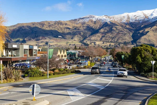 Yeni Zelanda 'nın Güney Adası' nın Otago bölgesindeki Wanaka tatil beldesi. Ardmore Caddesi 'nin aşağısında, arkadaki karlı dağlara bakan bir manzara. 30 Haziran. 2025