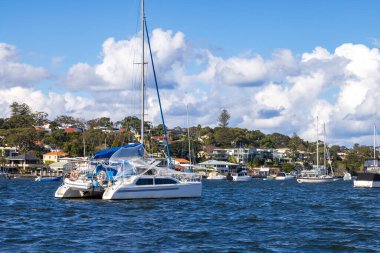 Gunnamatta Körfezi, Sydney, Avustralya 'da tekneler, arka planda Cronulla banliyösünün evleri.
