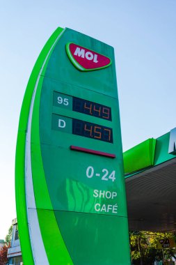 Romanya 'nın Bükreş kentindeki MOL benzin istasyonu, 2020.