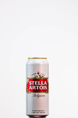 Harika Belçika birası, Stella Artois. Belçika birası birası kutusu. Romanya, Bükreş 'te stüdyo fotoğraf çekimi, 2020