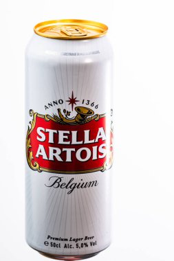 Harika Belçika birası, Stella Artois. Belçika birası birası kutusu. Romanya, Bükreş 'te stüdyo fotoğraf çekimi, 2020