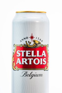 Harika Belçika birası, Stella Artois. Belçika birası birası kutusu. Romanya, Bükreş 'te stüdyo fotoğraf çekimi, 2020