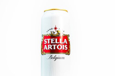 Harika Belçika birası, Stella Artois. Belçika birası birası kutusu. Romanya, Bükreş 'te stüdyo fotoğraf çekimi, 2020