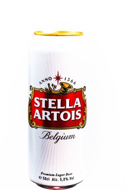 Harika Belçika birası, Stella Artois. Belçika birası birası kutusu. Romanya, Bükreş 'te stüdyo fotoğraf çekimi, 2020