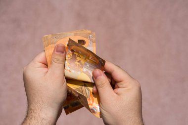 Avro parasını tutmak ve göstermek ya da para vermek. Dünya para kavramı, 50 EURO banknotları Fotokopi alanı ile izole edilmiş para birimi. Zengin iş adamları kavramı, para biriktirmek ya da harcamak.