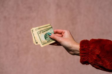 Dolarları gösteren, bahşiş, maaş gibi para veren ya da alan el ele tutuşmalar. 10 dolar banknot, Amerikan Doları para birimleri kopya alanı ile izole..