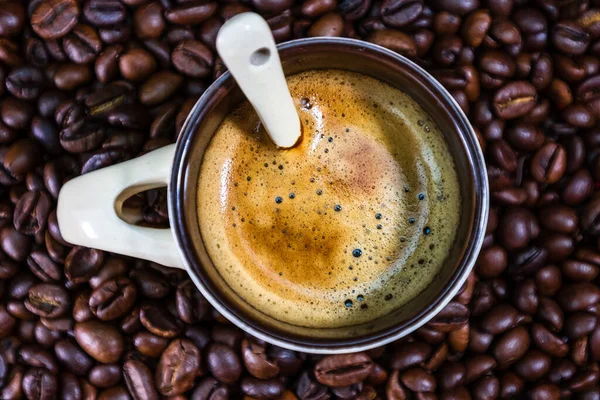 赤を基調とした焙煎コーヒー豆とコーヒーカップ コーヒーコンセプト クローズアップコーヒー写真 — ストック写真