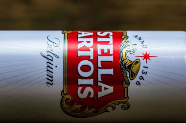 Harika Belçika birası, Stella Artois. Belçika birası birası kutusu. Romanya, Bükreş 'te stüdyo fotoğraf çekimi, 2020