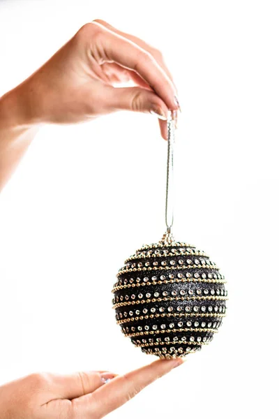 Tangan Memegang Menampilkan Memberikan Atau Menerima Dekorasi Perhiasan Natal Terisolasi — Stok Foto