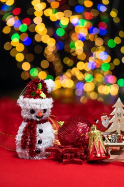 Noel süslemeleri, Noel ve yeni yıl tatilleri arka plan, Noel süsleri ve bulanık ışıklar ile kış sezonu