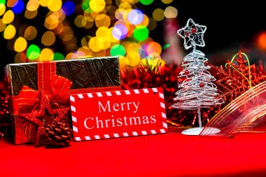 Noel süslemeleri, Noel ve yeni yıl tatilleri arka plan, Noel süsleri ve bulanık ışıklar ile kış sezonu