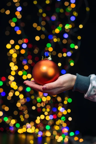 Kadın Eli Noel Süslemesi Tutuyor Noel Yeni Yıl Tatilleri Arka — Stok fotoğraf