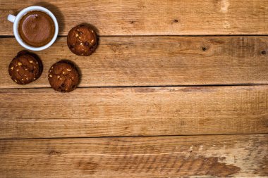 Tahta masada taze bisküviler. Kahve, yemek ve kahvaltı konsepti. Tatlılar, taze hamur işleri ve kahve. Üst görünüm ve kopyalama alanı