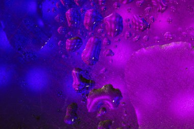 Renkli yüzeyde su damlaları olan soyut renkli arkaplan ya da arkaplan. Soyut arkaplan kavramı