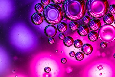 Su yüzeyinde yağ damlaları ve dalgaları olan soyut renkli arkaplan. Soyut arkaplan kavramı