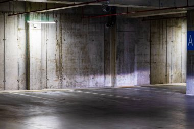 Boş otopark, loş ışık, yeraltı otoparkı..